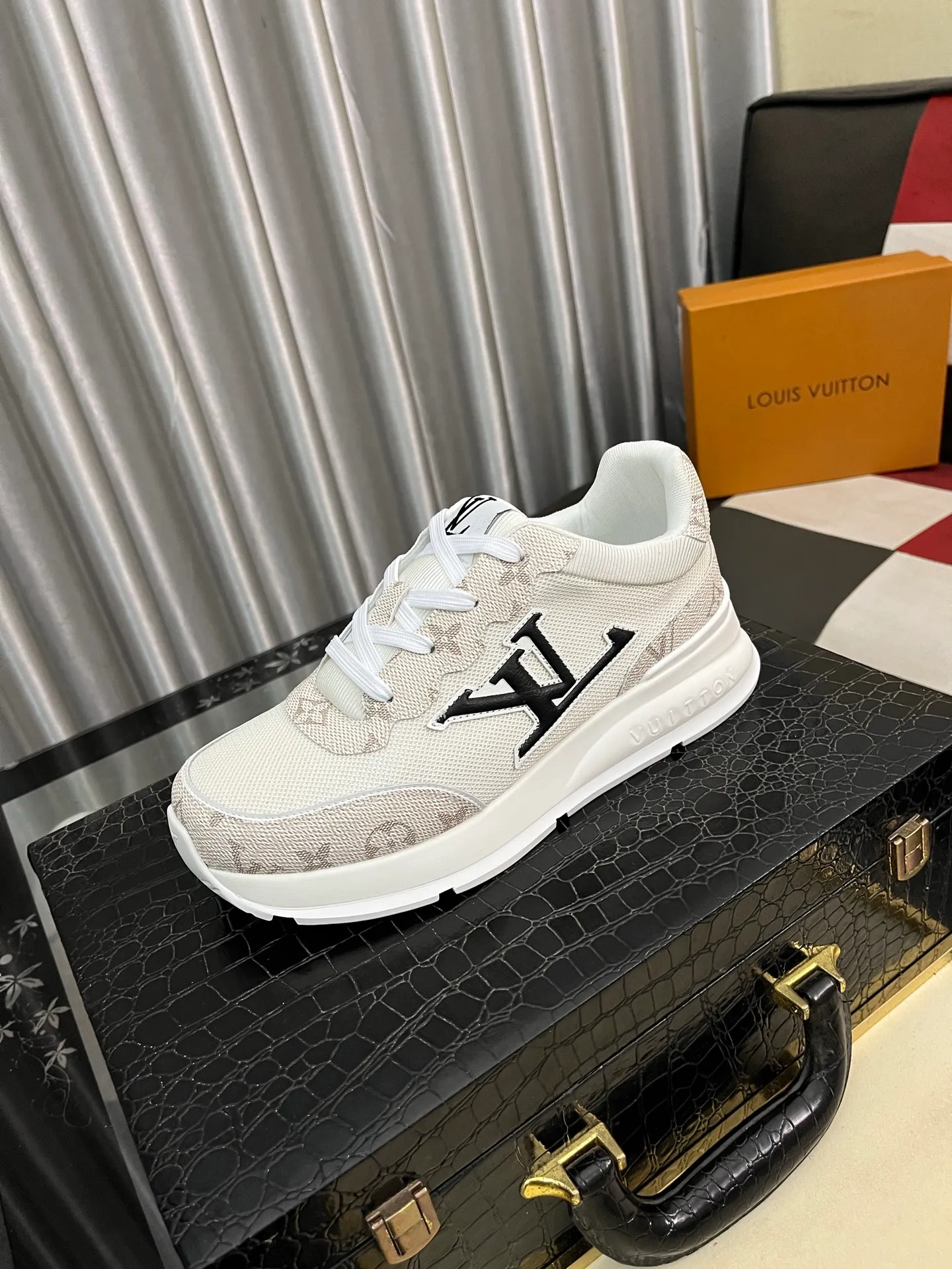 Men's shoes 💰458⌚️⌚️【LOUlS VUlTTON】Louis Vuitton ~ unique and casual style. LV counter purchasing 🏃casual shoes😍😍 are on sale at the men's counter at the same time. Italian imported brands select top-layer Italian cowhide. 🐑Sheepskin lining (refuses to discolor and grind feet) Sole: Original sole specially provided by the original factory 🎬Better in kind Code number: 38-443⃣️Color selection